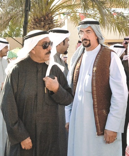 الشيخ مبارك الجابر خلال جولة بالمزرعة ﻿