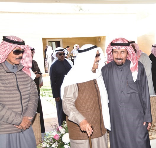 حديث بين صاحب السمو والشيخ علي الجابر بحضور سمو ولي العهد ﻿