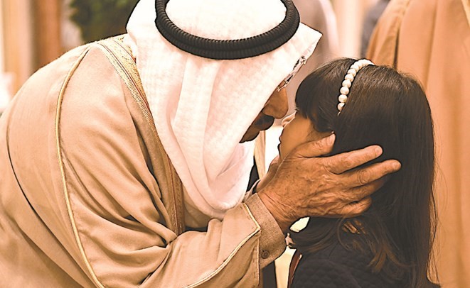 صاحب السمو في لفتة أبوية مع طفلة من أبناء الشهداء﻿