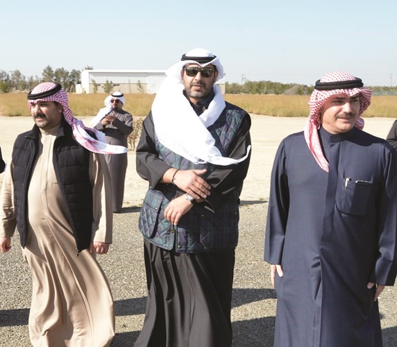 الشيخ محمد العبدالله متوسطا الشيخ خالد العبدالله والشيخ صباح ناصر صباح الأحمد ﻿