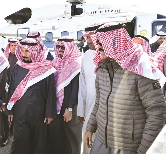 الشيخ علي الجابر في استقبال سمو ولي العهد لدى وصوله ﻿
