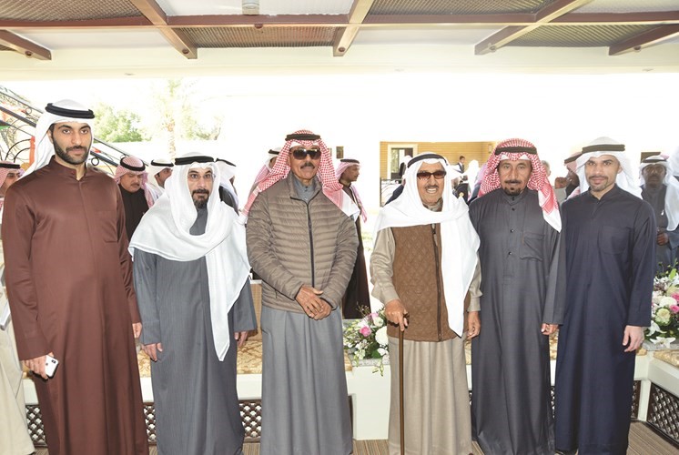 صاحب السمو الأمير وسمو ولي العهد والشيخ علي الجابر وبعض الحضور ﻿