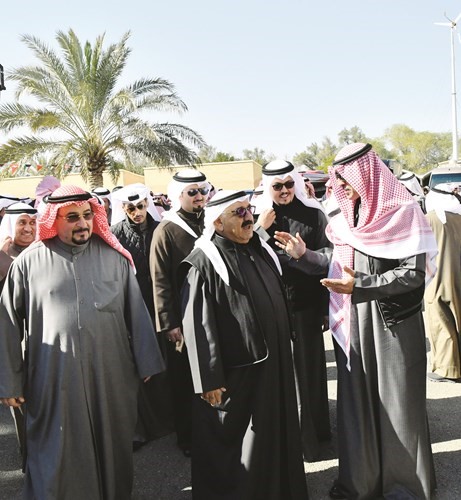 الشيخ ناصر صباح الأحمد والشيخ فواز الخالد والشيخ فهد جابر العلي خلال جولة بالمزرعة ﻿