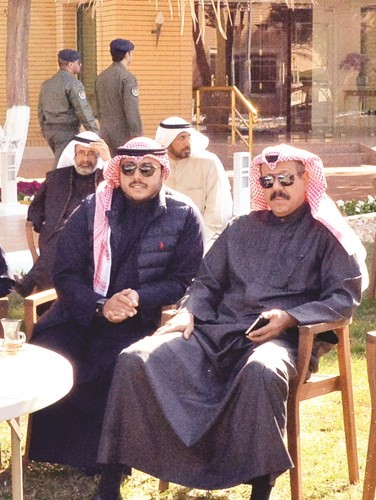 الشيخ فيصل النواف وأحد الحضور ﻿