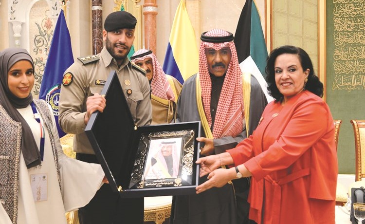 سمو ولي العهد الشيخ نواف الأحمد يتسلم هدية تذكارية من مكتب الشهيد﻿
