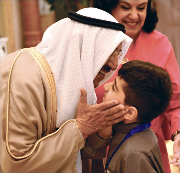 صاحب السمو الأمير ولفتة أبوية مع أحد الطلبة المتفوقين من أبناء الشهداء