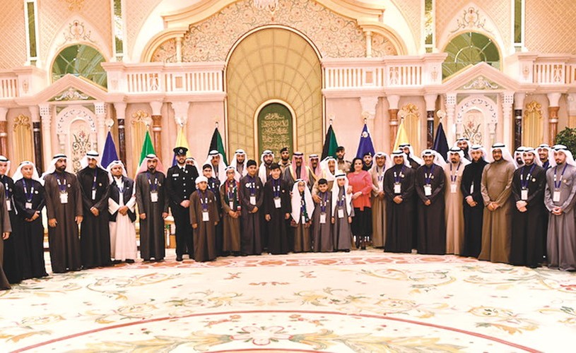 صاحب السمو الأمير الشيخ صباح الأحمد وسمو ولي العهد الشيخ نواف الأحمد يتوسطان المتفوقين من أبناء الشهداء ﻿
