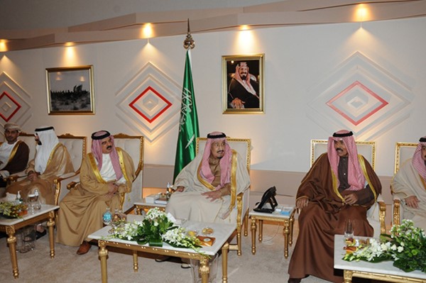 خادم الحرمين الشريفين الملك سلمان بن عبدالعزيز وممثل صاحب السمو الأمير الشيخ صباح الأحمد سمو ولي العهد الشيخ نواف الأحمد وعاهل البحرين الملك حمد بن عيسى خلال ختام مهرجان الملك عبدالعزيز للإبل