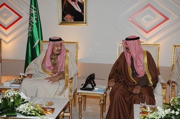 خادم الحرمين الشريفين الملك سلمان بن عبدالعزيز في حديث مع ممثل صاحب السمو الأمير الشيخ صباح الأحمد ﻿﻿سمو ولي العهد الشيخ نواف الأحمد﻿
