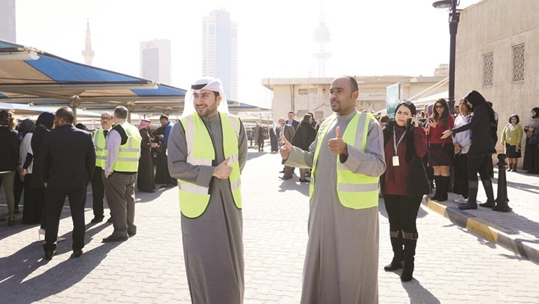 موظفو البنك خلال مشاركتهم في عملية الاخلاء﻿