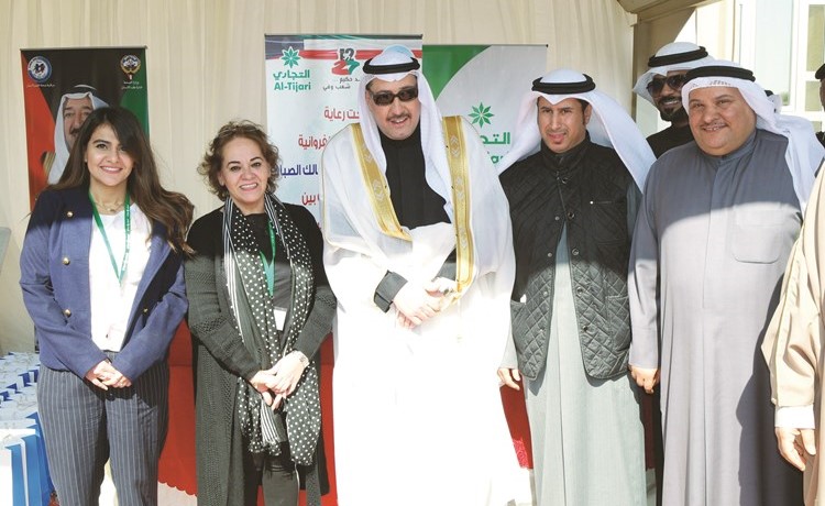 محافظ الفروانية مع ممثلي البنك التجاري﻿
