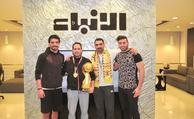 أبطال كأس سمو ولي العهد الرياحي والحربي وشاكر وزياد الشطي مع كأس البطولة	 (عادل سلامة)﻿