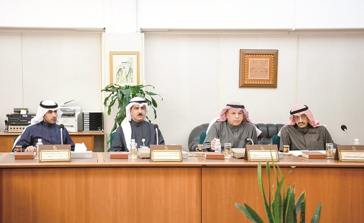 الشيخ خالد الجراح وأركان وزارة الداخلية اثناء اجتماع لجنة حقوق الانسان﻿