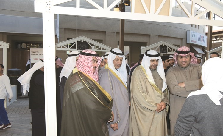 محمد الجبري وخالد الروضان وم. حسام الرومي وثابت المهنا يطلعون على منتجات بالمعرض (محمد هنداوي)﻿