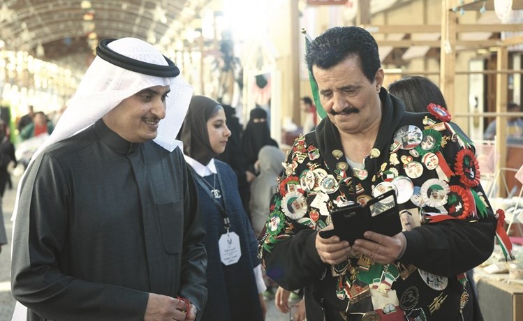 م.أحمد المنفوحي مع مشارك يزين نفسه برموز الكويت﻿