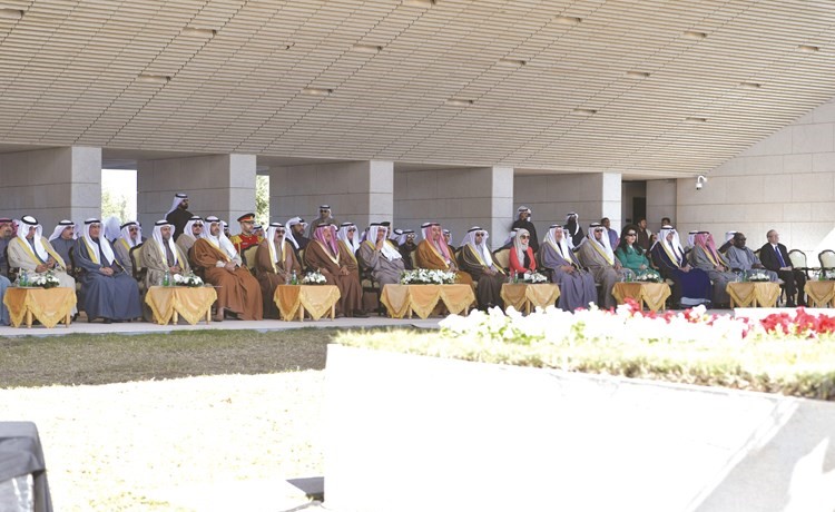 سمو رئيس الوزراء الشيخ جابر المبارك والشيخ ناصر صباح الأحمد والشيخ محمد العبدالله وعدد من الشيوخ والوزراء والمحافظين والمسؤولين والديبلوماسيين في مقدمة الحضور		(قاسم باشا)﻿