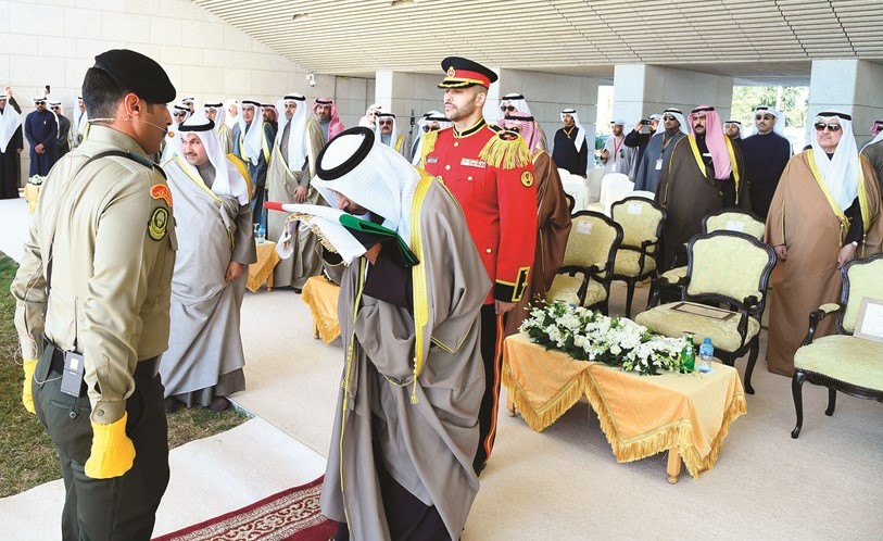 سمو رئيس الوزراء الشيخ جابر المبارك يقبل العلم﻿