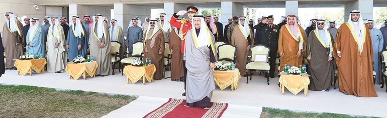 سمو رئيس الوزراء والحضور وقوفا لدى رفع العلم﻿