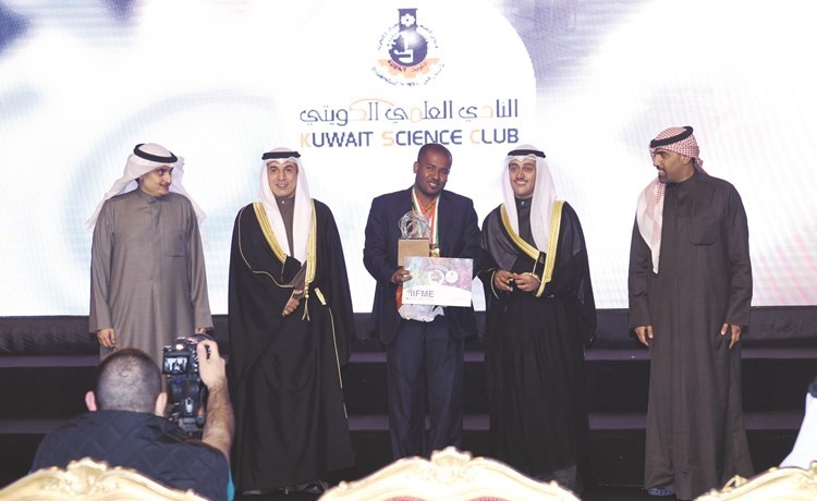 د.حامد العازمي وطلال جاسم الخرافي وم.أحمد المنفوحي يكرمون المخترع اليمني خالد النوبي لفوزه بالجائزة الكبرى ﻿