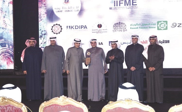 طلال جاسم الخرافي وأعضاء مجلس إدارة النادي العلمي يكرمون م.إياد الخرافي﻿
