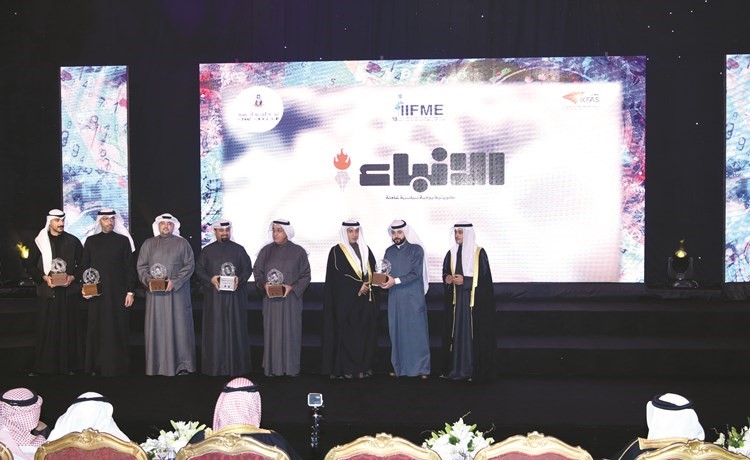 مسؤول العلاقات العامة الزميل يوسف إبراهيم يتسلم تكريم جريدة الأنباء﻿