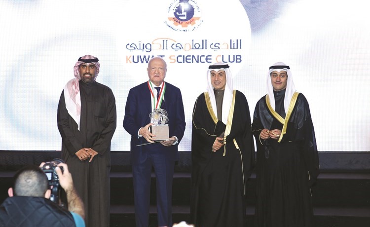 المخترع الروسي ديفيد أرنوفيتش الفائز بجائزة النادي العلمي يتسلم جائزته﻿