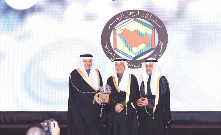 ممثل صاحب السمو وزير التربية ووزير التعليم العالي د.حامد العازمي يكرم د.عبداللطيف الزياني  بحضور طلال جاسم الخرافي ﻿