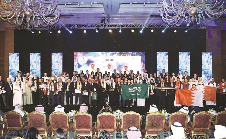 د.حامد العازمي وطلال جاسم الخرافي في صورة تذكارية مع المخترعين المشاركين بالمعرض الدولي العاشر في الشرق الأوسط لدى تتويجهم بالميداليات الذهبية والفضية والبرونزية	(أحمد علي)﻿