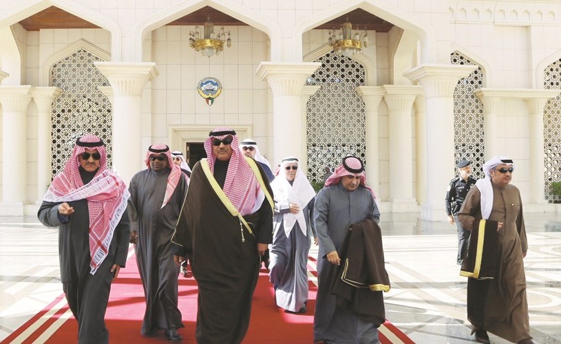 الشيخ صباح الخالد خلال مغادرته إلى القاهرة﻿
