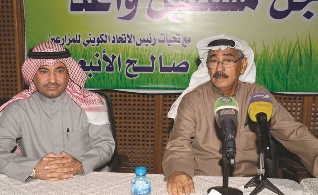 صالح الأنبعي وعن يمينه المحامي دويم المويزري ﻿