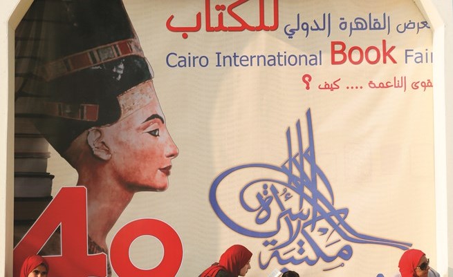 أسرة مصرية تستمتع بالقراءة في المعرض	(رويترز) ﻿