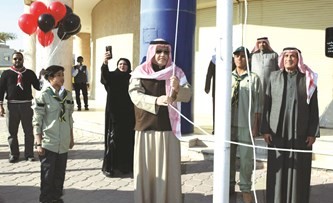حسن كاظم خلال رفع علم البلاد في مركز تنمية المجتمع بمنطقة اليرموك	(زين علام)﻿