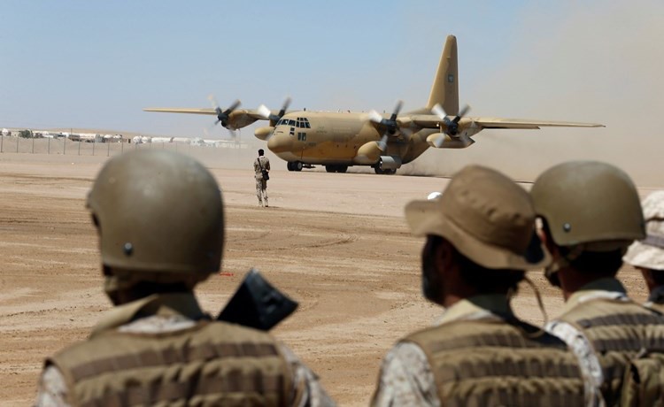 صورة مأخوذة في 26 يناير الفائت لجنود من التحالف العربي يؤمنون هبوط طائرة مساعدات إنسانية في مأرب	(رويترز)﻿