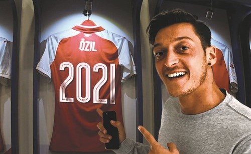 أوزيل يمدد عقده حتى عام 2021