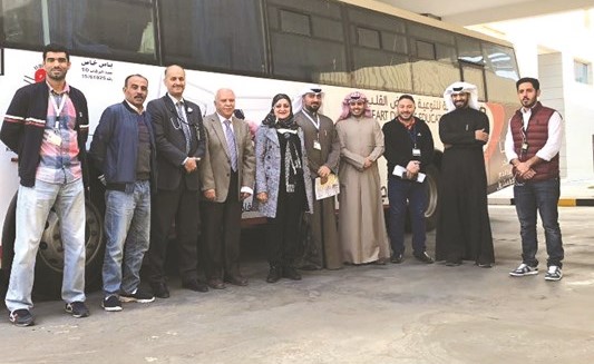 أعضاء جمعية القلب مع السيارة المتنقلة﻿