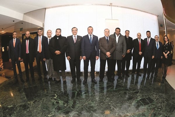 الغانم متوسطا الحضور خلال مأدبة مندوب الكويت الدائم لدى الأمم المتحدة والمنظمات الدولية في جنيف السفير جمال الغنيم﻿