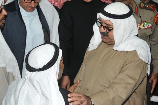 الشيخ ناصر صباح الأحمد يقدم واجب العزاء ﻿