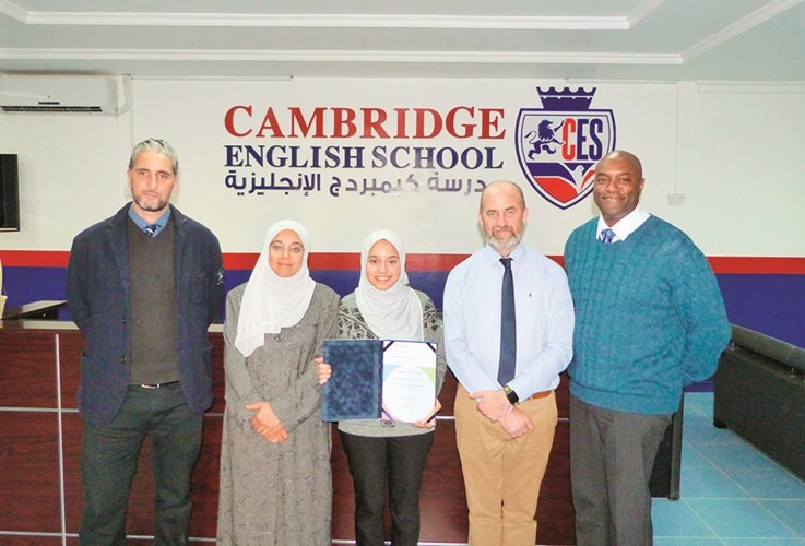 الطالبة سارة النحاس مع عائلتها وإدارة المدرسة﻿