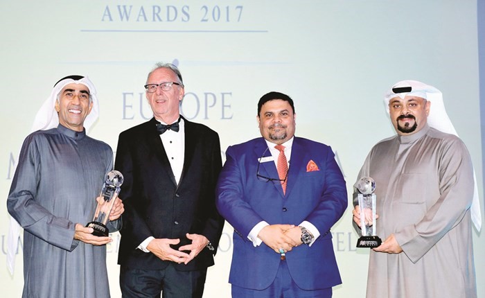  باسل الأسد وأحمد أبل أثناء تسلمهما الجوائز من ممثلي مجلة إنترناشونال فاينانس﻿