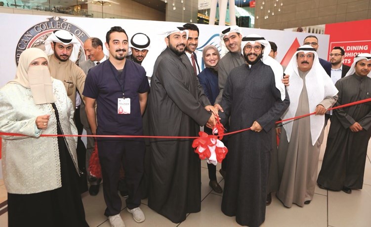الشيخ د.باسل الصباح خلال قص شريط افتتاح الحملة ﻿