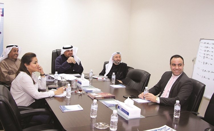 جمال النصرالله مع عدد من أعضاء لجنة تحكيم الجائزة﻿