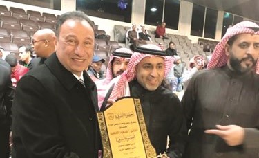 تبادل الدروع بين الخطيب ومسؤولي الشباب في المهرجان﻿