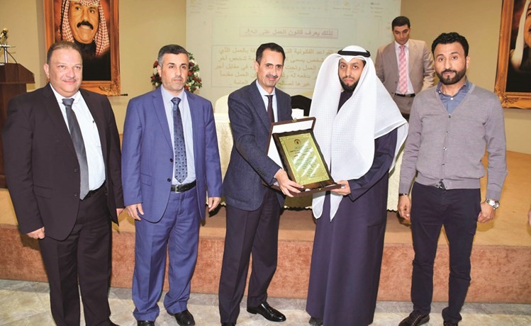 مطيع العجمي يتسلم درعا تكريمية من السفير صقر أبوشتال﻿