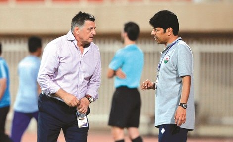 نواف جابر يتحدث مع المدرب بوريس بونياك ﻿