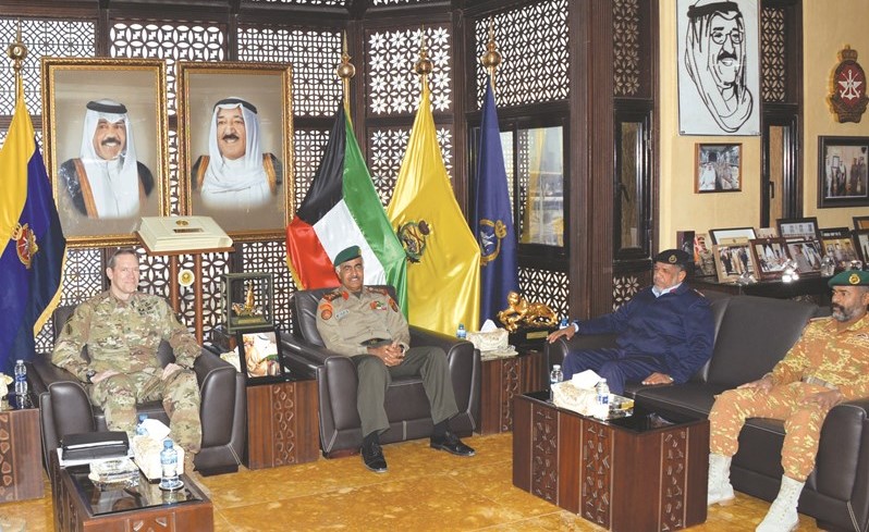 الفريق الركن محمد الخضر ونائب قائد مركز عمليات القوات الخاصة الأميركية العميد الركن جيمس كريج ﻿