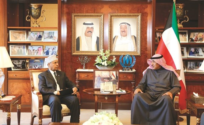 الشيخ صباح الخالد مستقبلا السفير عبدالقادر أمين شيخ أبوبكر	﻿