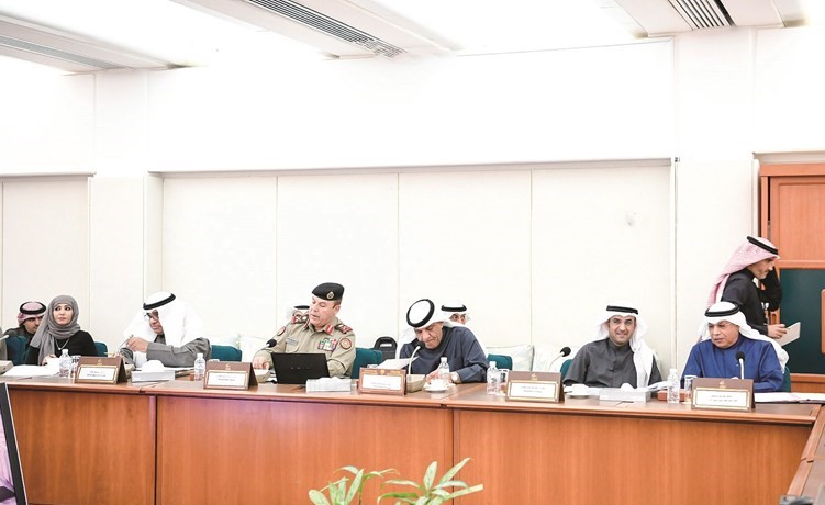 الشيخ خالد الجراح ود. نايف الحجرف والوفد الحكومي أثناء اجتماع اللجنة المالية﻿