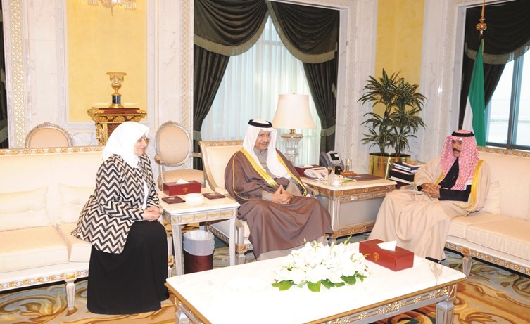 سمو ولي العهد الشيخ نواف الأحمد مستقبلا سمو رئيس الوزراء الشيخ جابر المبارك وهند الصبيح﻿