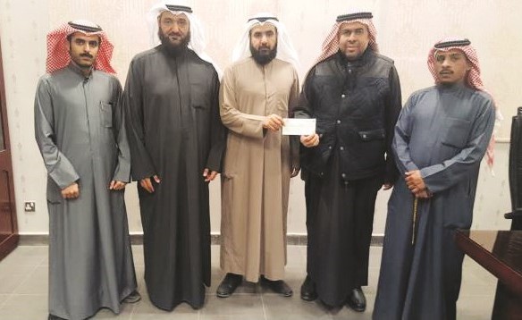 عبدالهادي العازمي مقدما شيك زكاة تعاونية الأحمدي لبيت الزكاة﻿