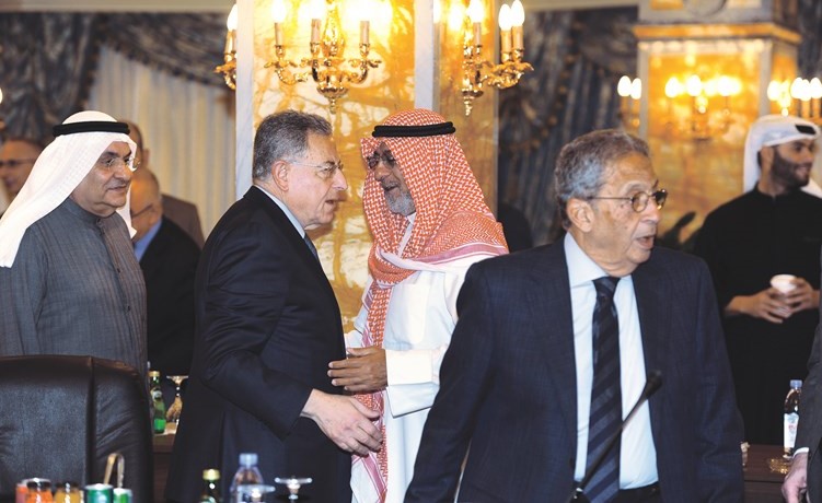 الشيخ د. محمد الصباح ود.فؤاد السنيورة ومحمد جاسم الصقر وعمرو موسى قبيل اجتماع مجلس العلاقات الدولية﻿